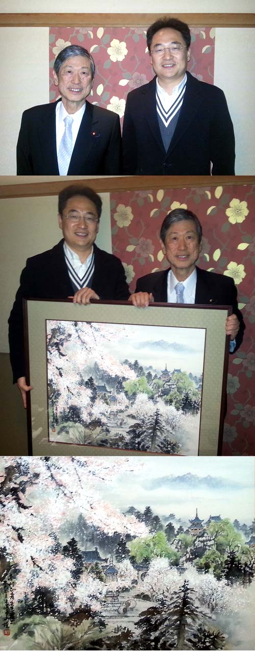 自由民主党副総裁高村正彦氏に日中友好の願いを込めた絵画作品を贈呈の写真
