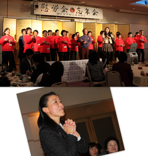 中国の歌＜感恩的心＞に感動されている徳島華僑華人会の黄麗会長