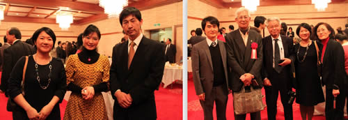5：左）内モンゴル馬頭琴演奏者と記念撮影；右）関西華文時報の渡辺記者と記念撮影