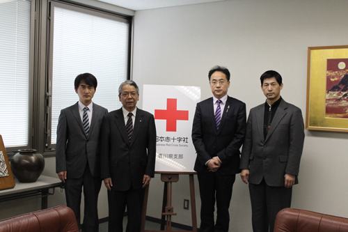 日本赤十字香川県支部社近藤事務局長と記念撮影（左２）